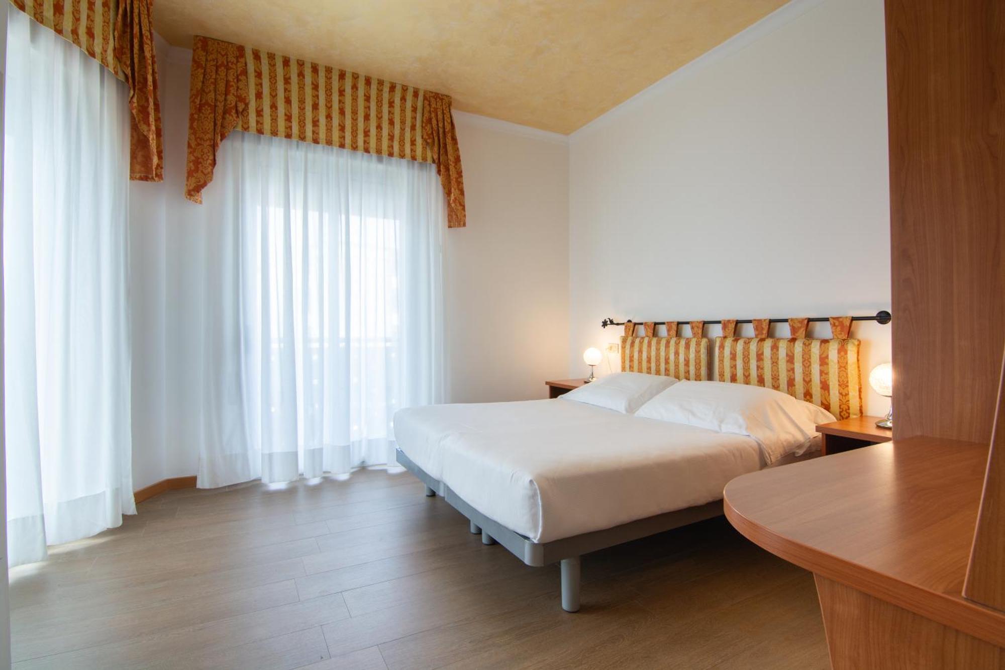 Hotel Montecarlo 3 Stelle Superior Caorle Dış mekan fotoğraf